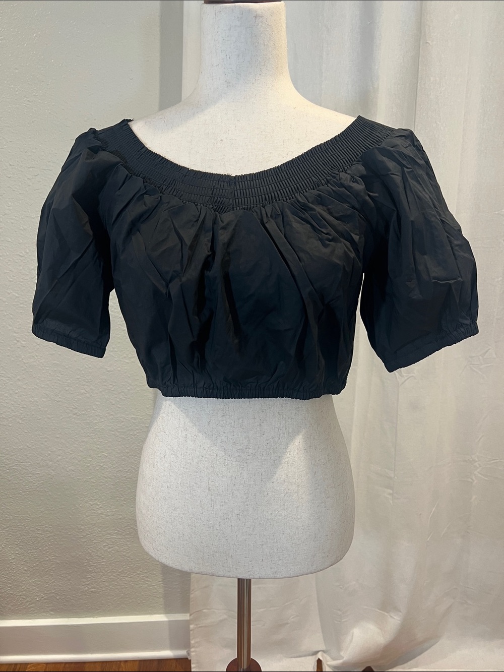 Olivaceous Black Off-Shoulder Puff Sleeve Crop Top. 100% Cotton. Size L. NWT